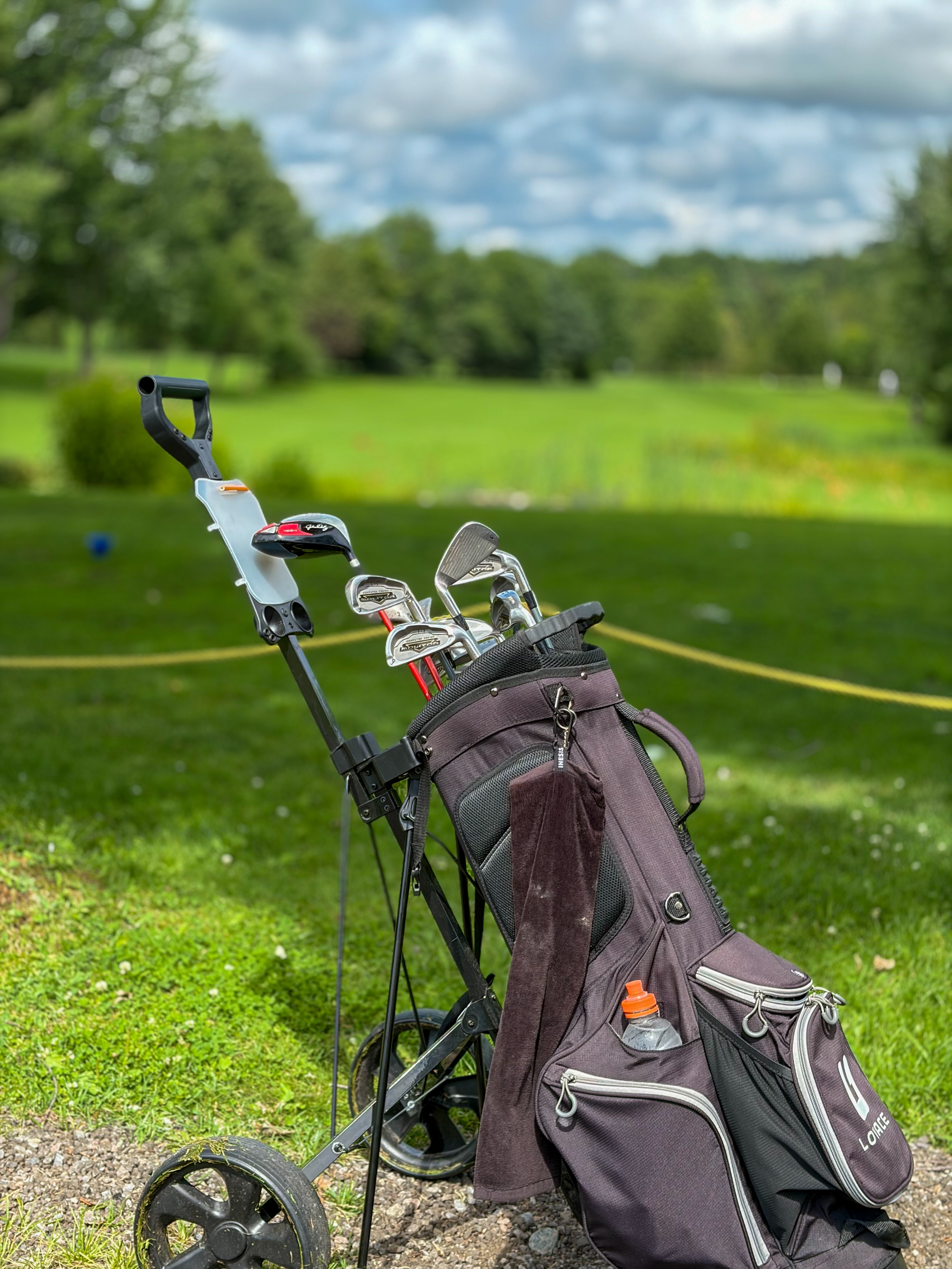 A golf bag out on the Le Nordik Réserve Boréale course