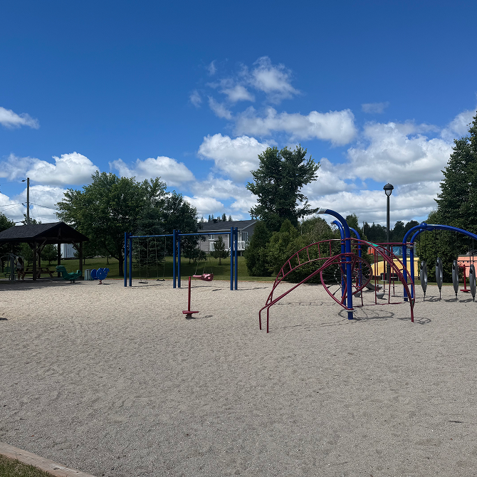 The shared area of the campground at Le Nordik Réserve Boréale