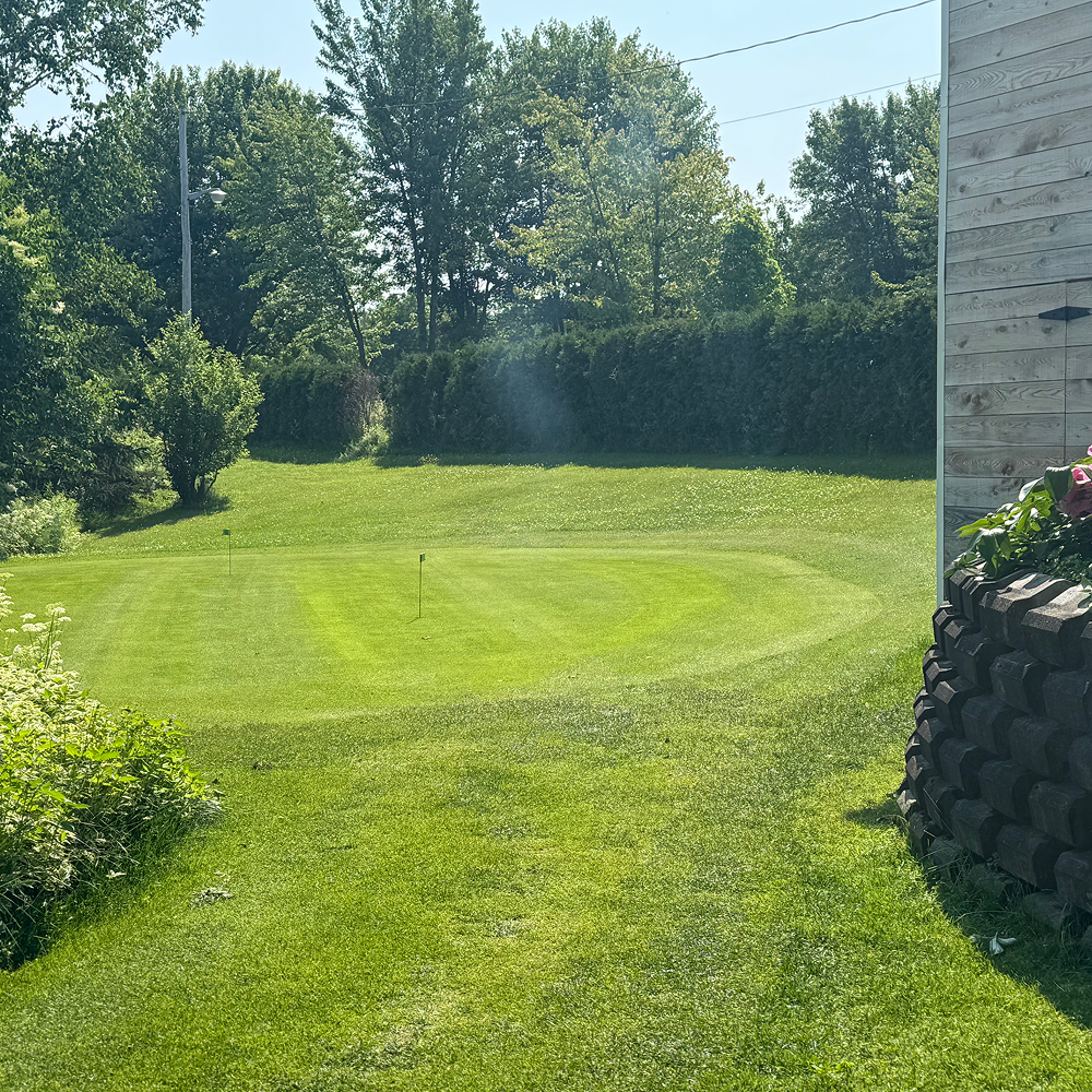 Vue d'ensemble du terrain de golf du Nordik Réserve Boréale