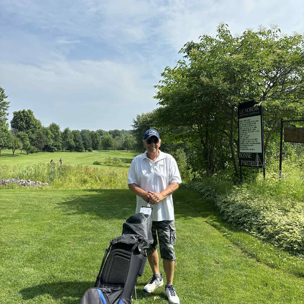 Allée du parcours de golf bordée d'arbres