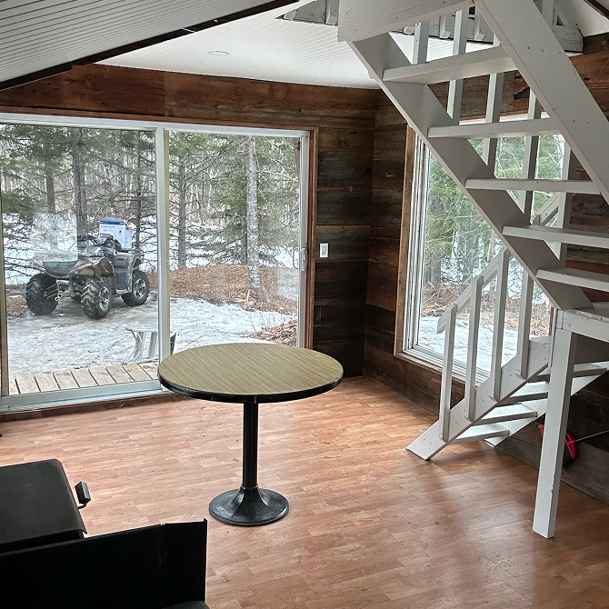 Terrasse du Refuge Nordik avec vue sur le lac