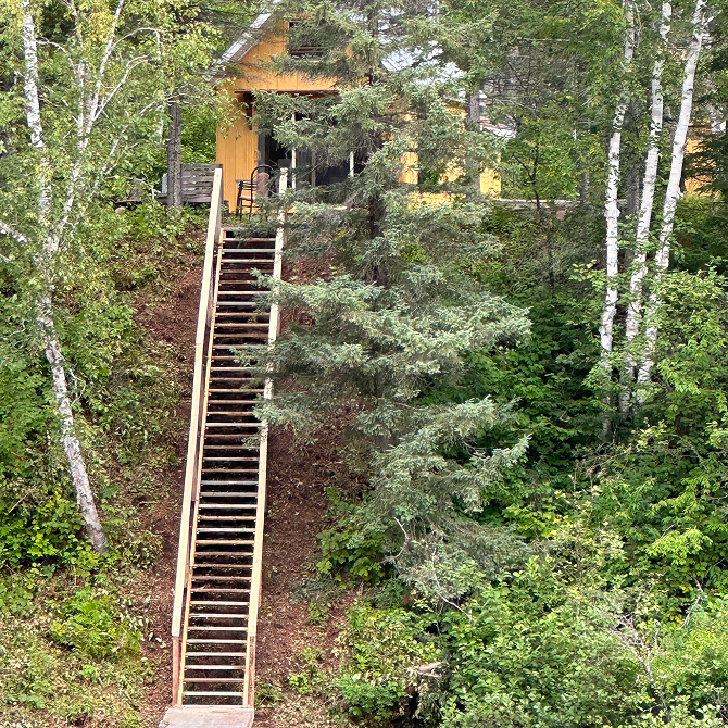 Extérieur du Refuge Nordik en forêt boréale